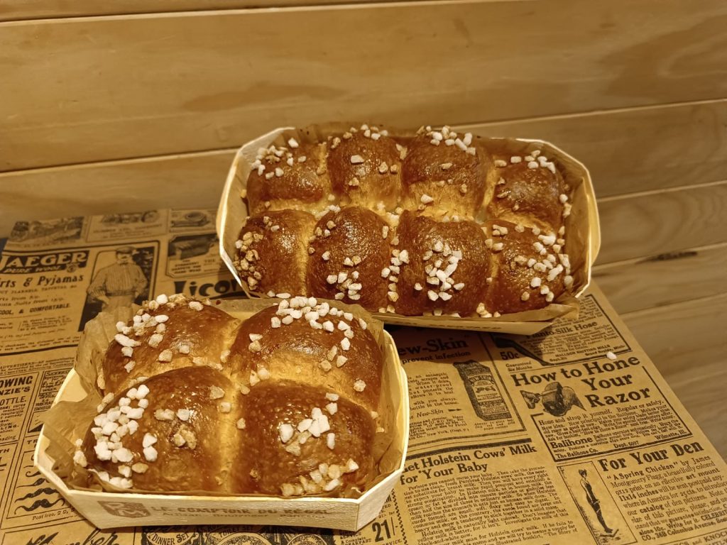 Petit gâteau au chocolat noir et blanc sur une assiette en céramique blanche