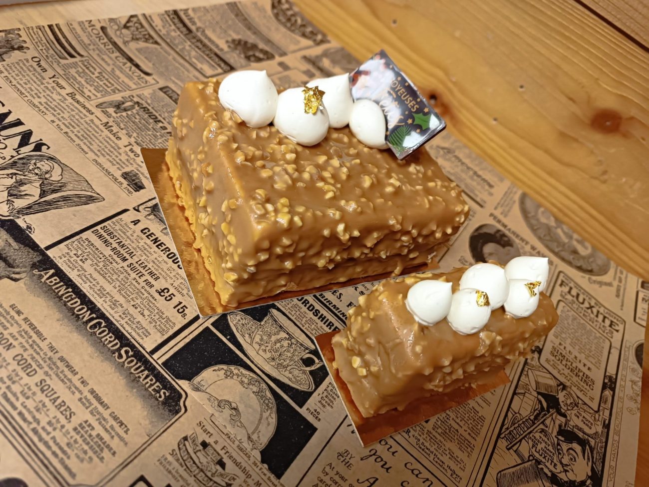 Un morceau de gâteau sur une assiette, nappé de sauce caramel.