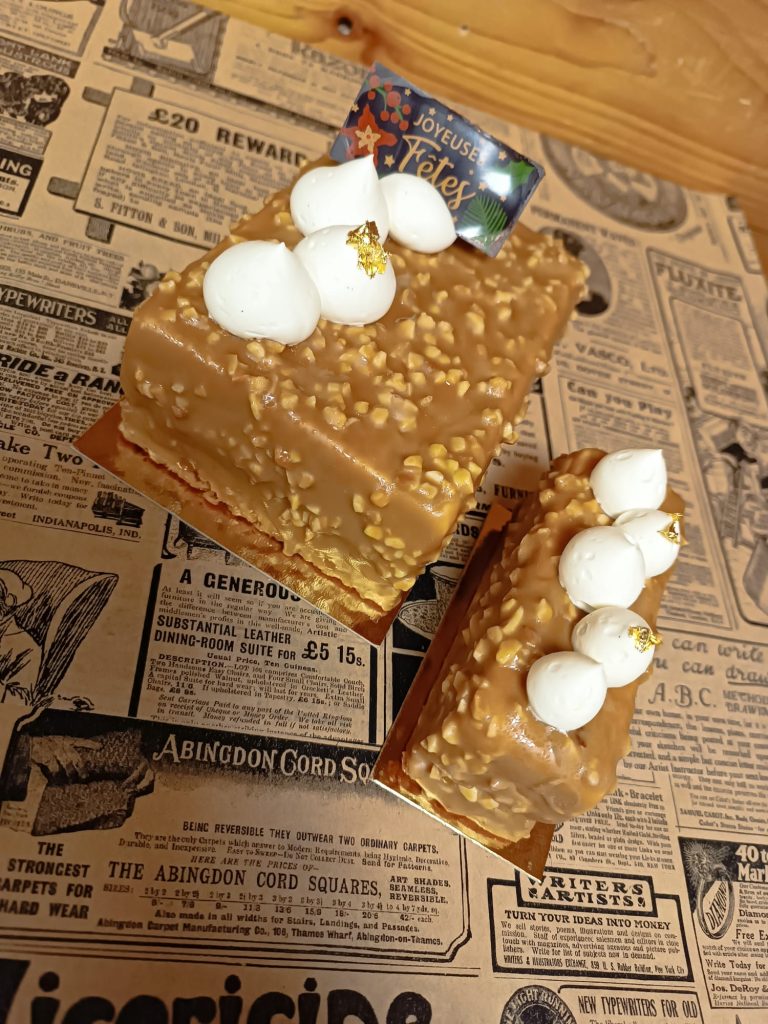 De délicieux feuilletés à la saucisse sont présentés sur un plateau.