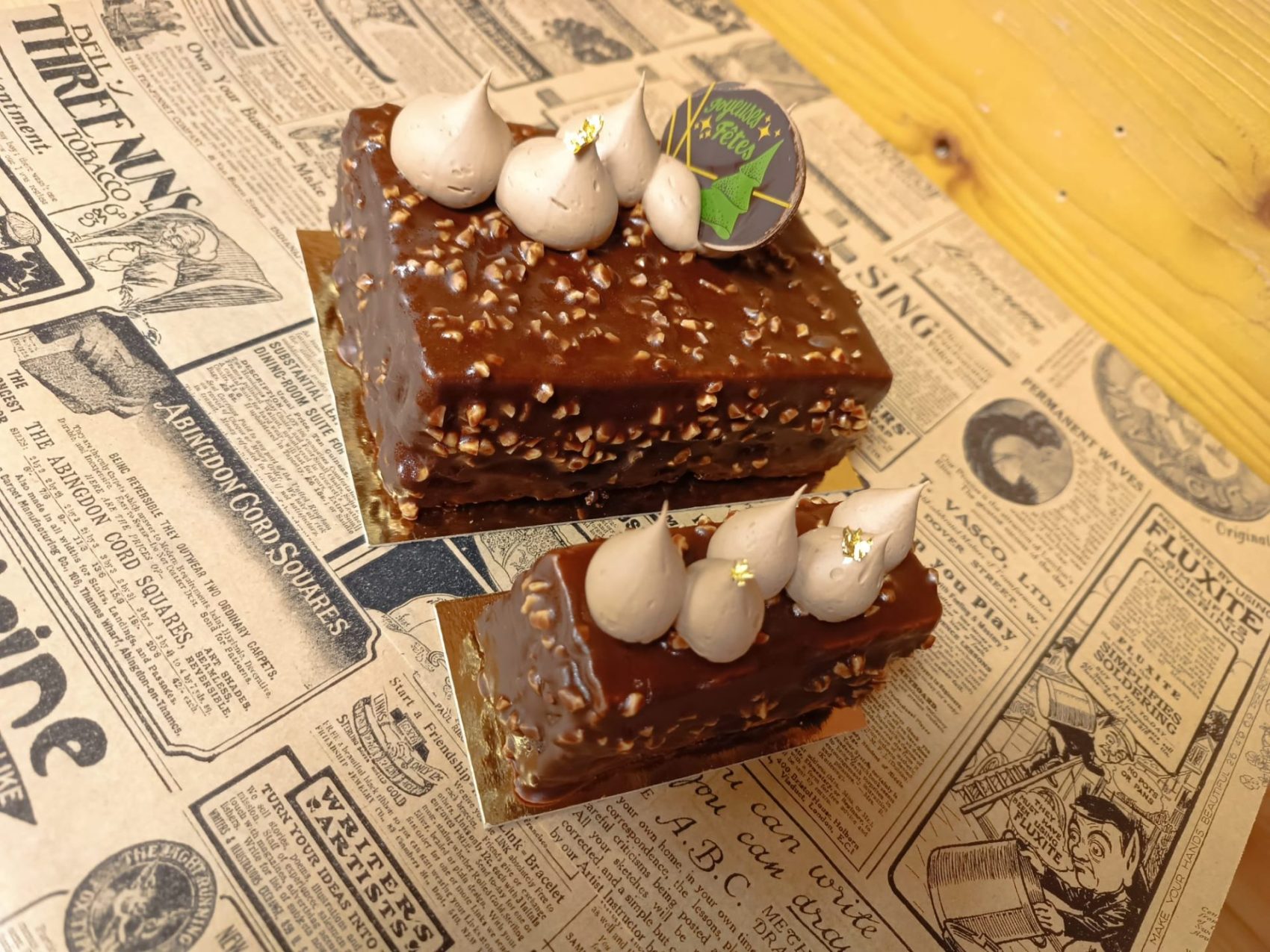 une table recouverte de nombreux gâteaux de sortes différentes