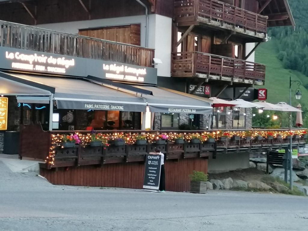 Une vitrine alléchante de beignets et pâtisseries variés dans une boulangerie. Idéal pour les gourmands et les passionnés de cuisine.