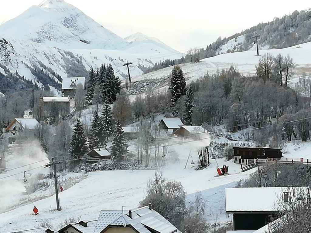 montagne ayant de la neige