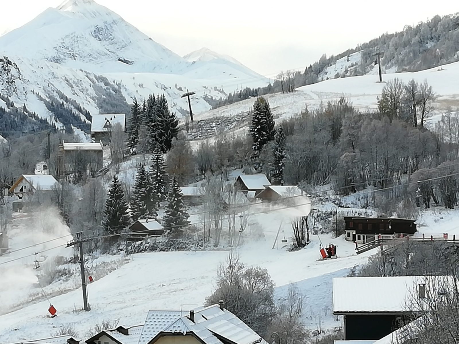 montagne ayant de la neige