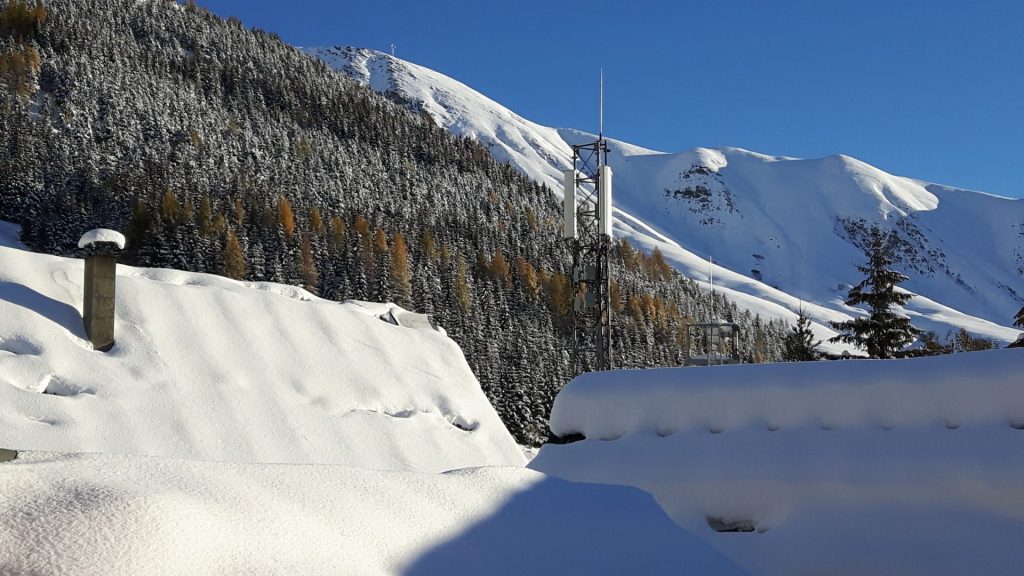 montagne ayant de la neige