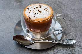 Quatre panettones, dont un tranché, décorés de guirlandes lumineuses de Noël.